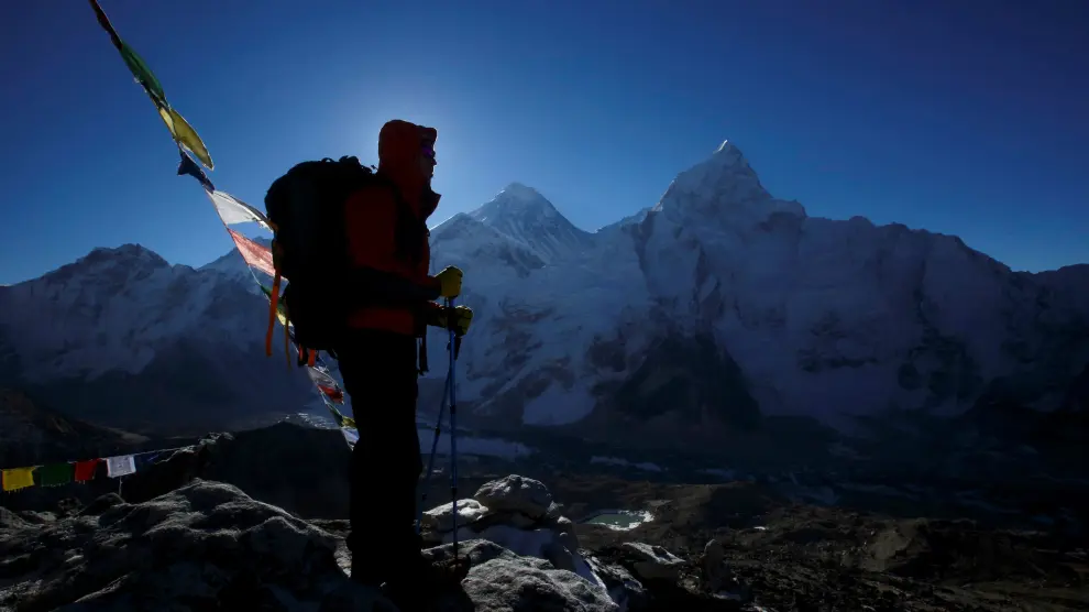 Un alpinista contempla el Monte Everest, a 8.850 metros de altura.