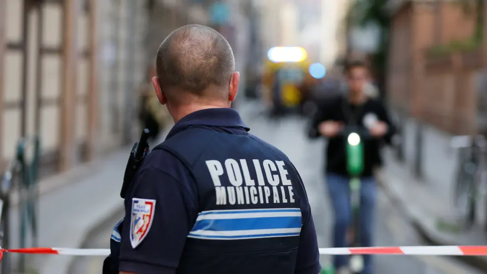 Un policía de Lyon patrulla las calles tras la explosión registrada en el centro de la ciudad.