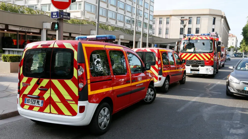 Varias dotaciones de Bomberos se han trasladado hasta el lugar del ataque, en el centro de Lyon (Francia).