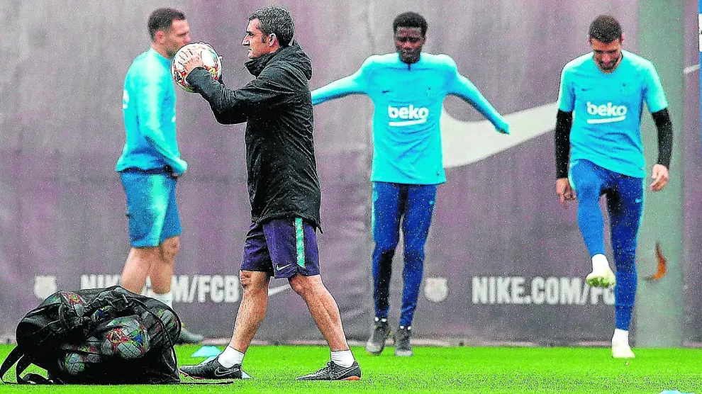 Ernesto Valverde, técnico del Barcelona, durante el entrenamiento de ayer del conjunto azulgrana.