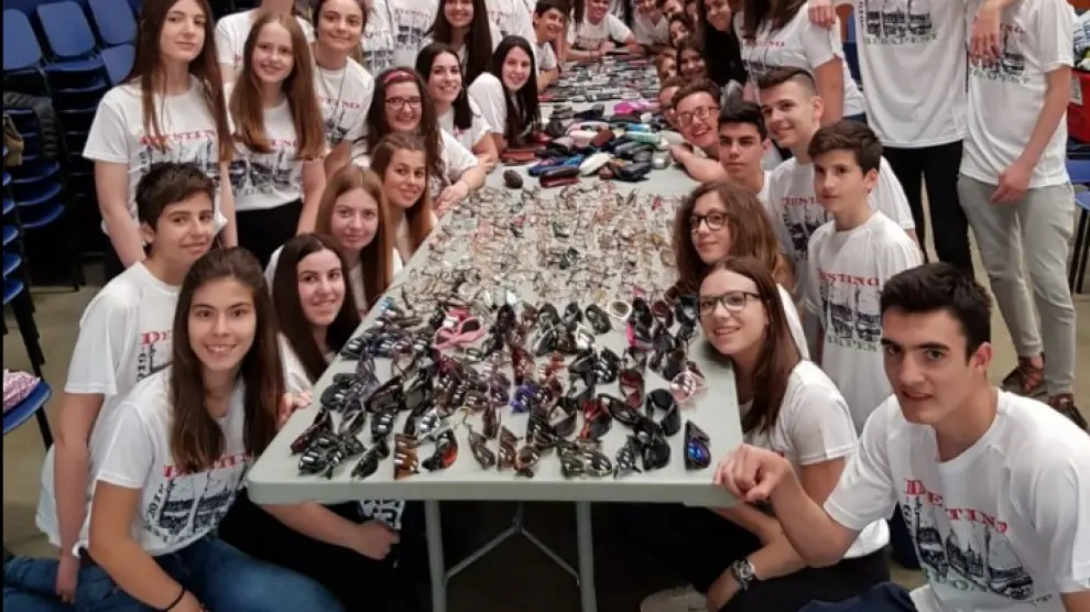 Los jóvenes participantes recogieron en Pina de Ebro móviles y gafas usadas.