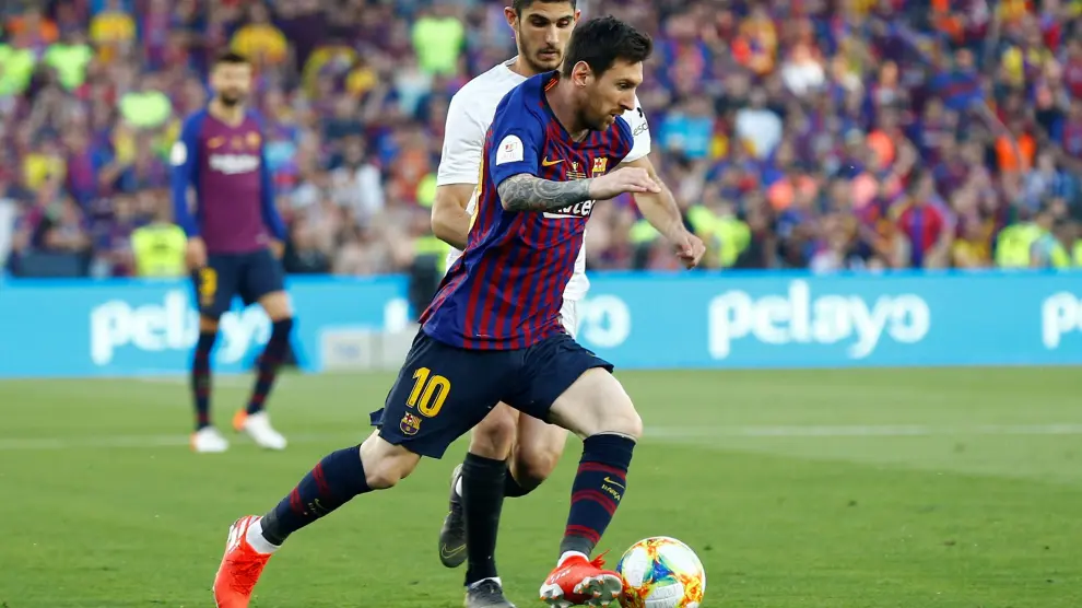 Messi y Guedes durante la final de Copa del Rey entre el Barcelona y el Valencia.