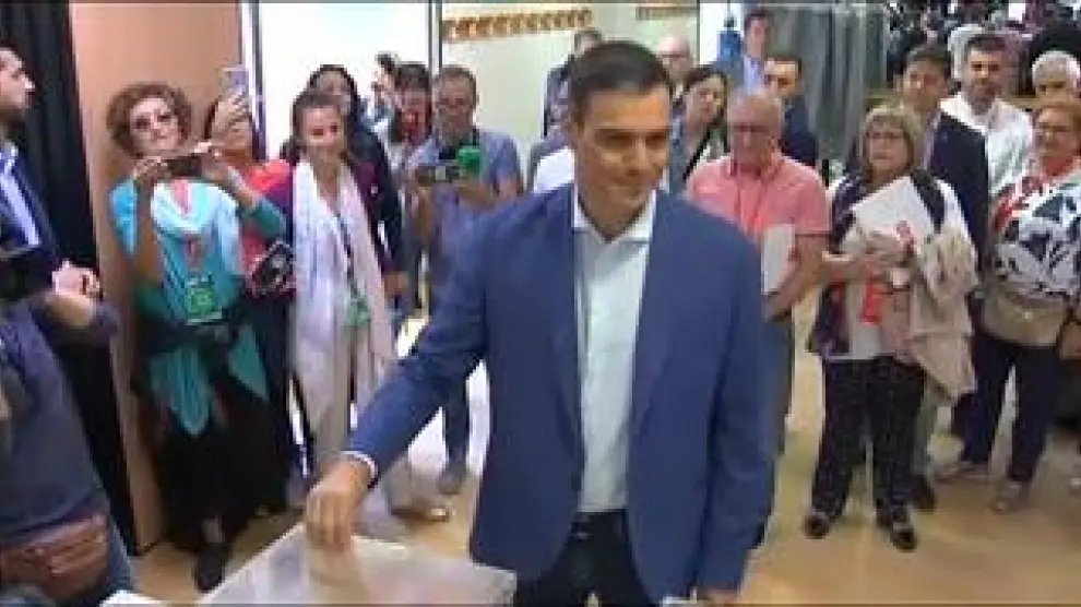 El líder del PSOE y presidente del Gobierno en funciones vota en Pozuelo junto a su esposa