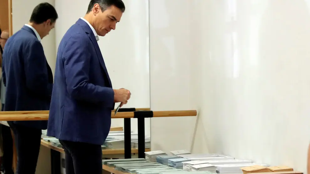 Pedro Sánchez vota en Pozuelo de Alarcón.