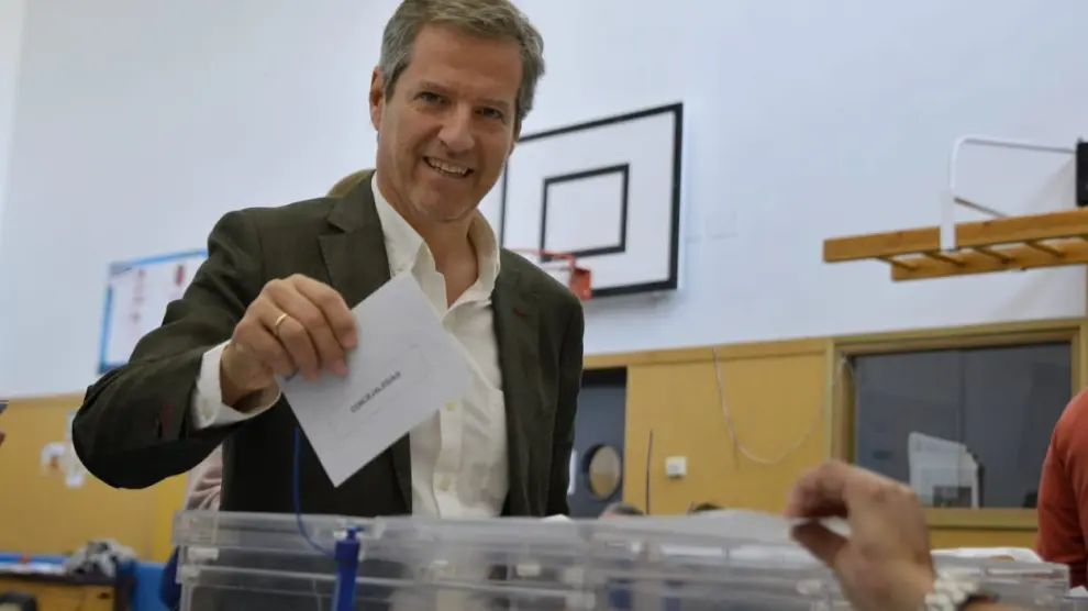 El candidato de Ciudadanos al Gobierno de Aragón, Daniel Pérez Calvo, ha votado en el colegio de Montecanal.