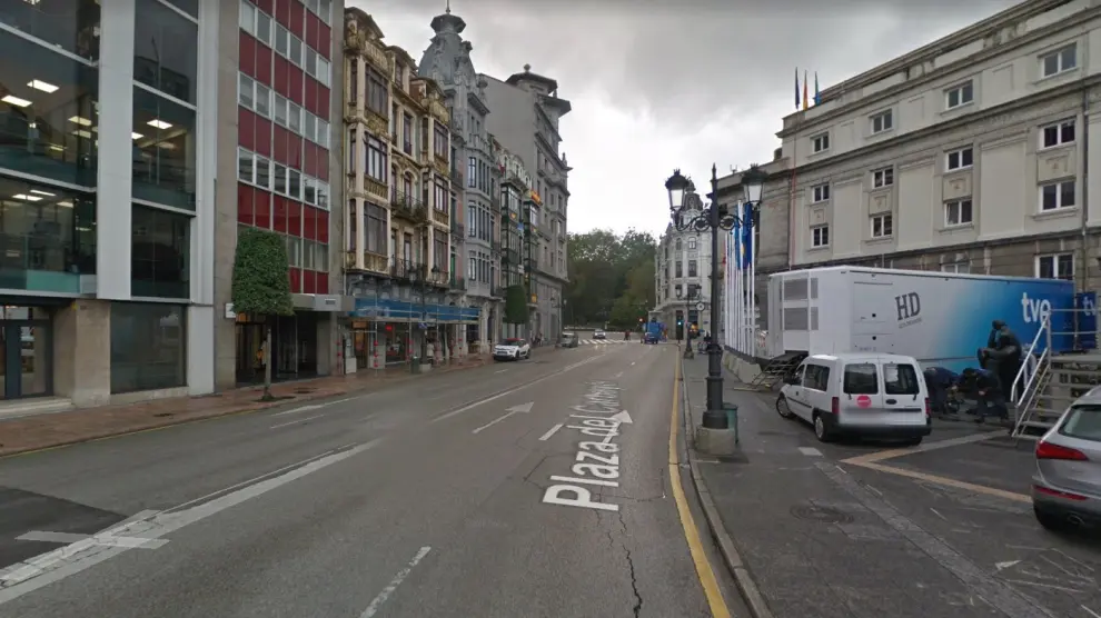 Una imagen de la calle Argüelles, en Oviedo, donde se ha producido esta madrugada el atropello mortal de un hombre.