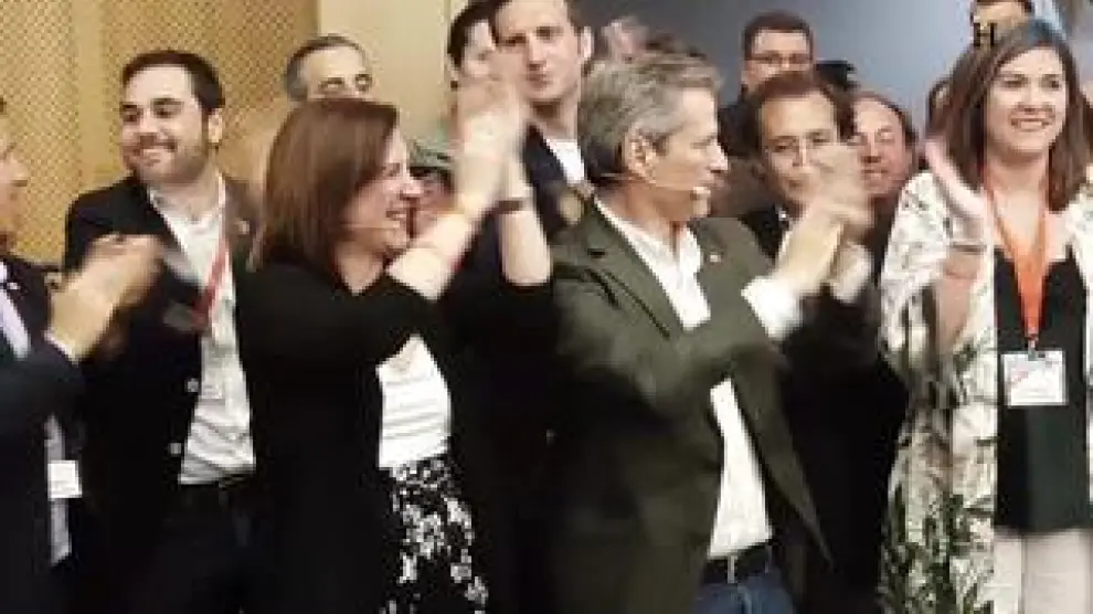 Daniel Pérez Calvo, candidato a la presidencia del Gobierno de Aragón, y Sara Fernández, candidata a la alcaldía de Zaragoza, han celebrado el resultado de su partido en las urnas con sus votantes y han asegurado estar "legitimados para pedir absolutamente todo"