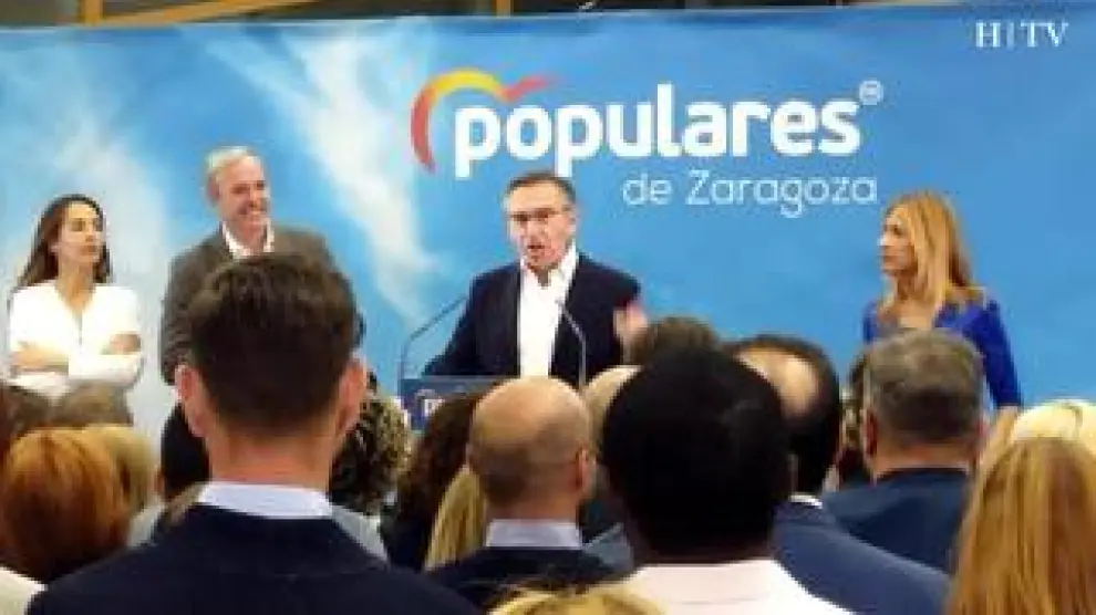 Apoderados y militantes del PP dan la bienvenida a Luis María Beamonte, candidato popular al Gobierno de Aragón, con gritos de "presidente, presidente".