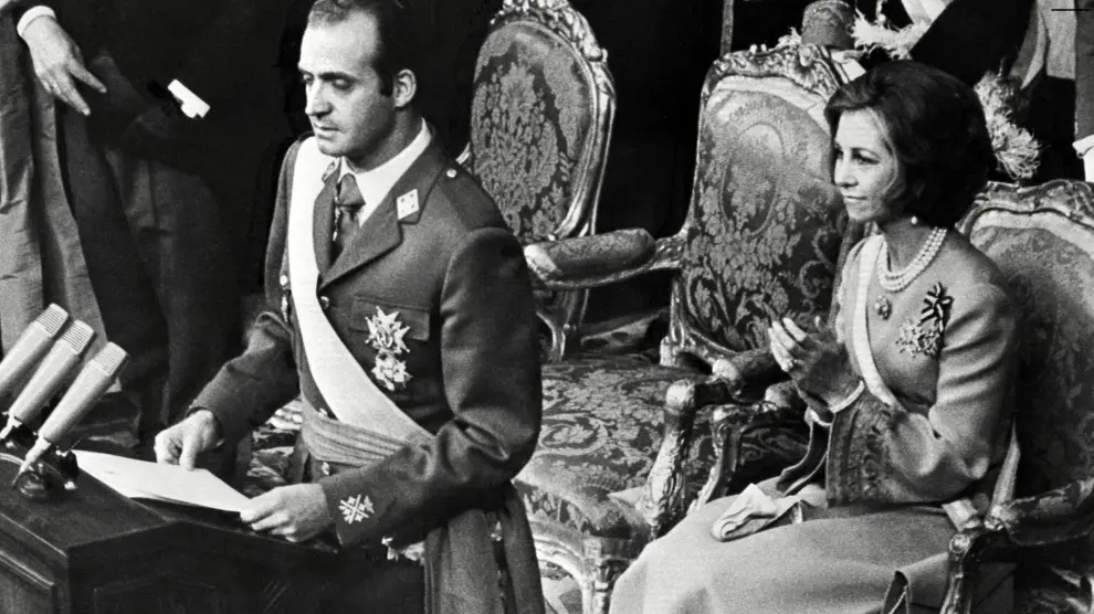 (FILES) -- A file photo taken in February 1976 shows King Juan Carlos of Spain and his wife Queen Sophia of Greece, playing with their children Crown Prince Felipe, 8, and daughter Elena, 12, in Zarzuela Palace in Madrid. Spanish King Juan Carlos will abdicate in favour of his son Prince Felipe, the nation announced on June 2, 2014, ending a 39-year reign that ushered in democracy but was was later battered by royal scandals. The 76-year-old monarch, crowned in November 1975 after the death of General Francisco Franco, is stepping down dogged by health woes and with his popularity deeply eroded by scandals swirling around him and his family. AFP PHOTO SPAIN-ROYALS-ABDICATE-POLITICS-FILES
