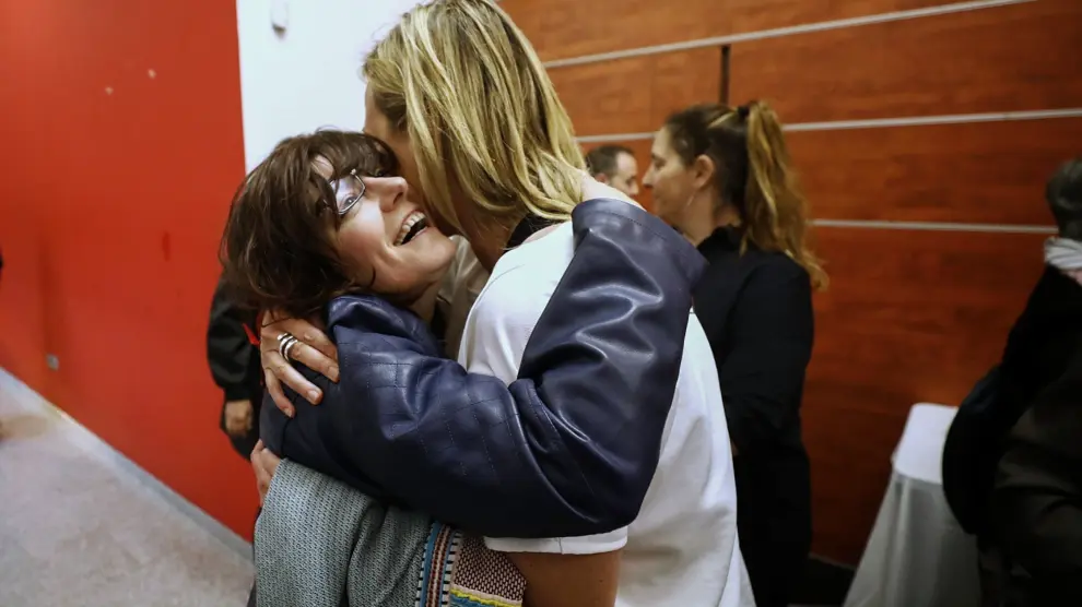 Isabel García, socialista zaragozana que fue elegida este domingo europarlamentaria, se abraza a la consejera de Economía, Marta Gastón.