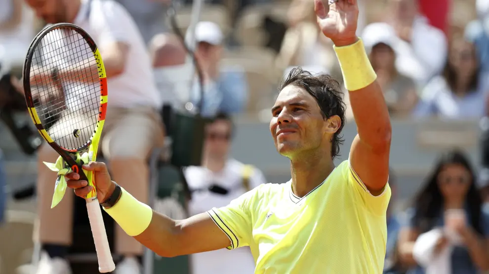 Tennis - French Open - Roland Garros, Paris, France - May 27, 2019. Spain's Rafael Nadal greets the crowd after winning his first round match against Germany's Yannick Hanfmann. REUTERS/Vincent Kessler [[[REUTERS VOCENTO]]] TENNIS-FRENCHOPEN/NADAL