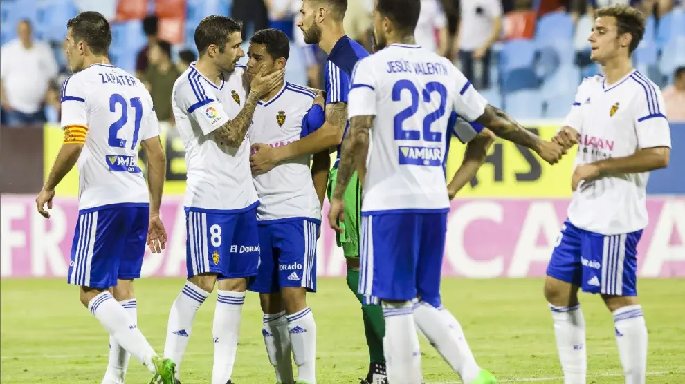 Zapater, Cani, Raí Nascimento, Ratón, Jesús Valentín y Lasure, al final del Real Zaragoza-Tenerife (1-2) de final de liga hace dos años, el último partido insulso tras una salvación jugado por el cuadro aragonés.