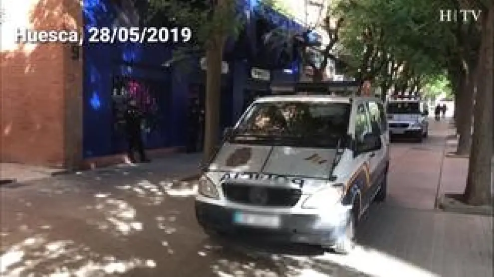 La Policía Nacional ha entrado esta mañana en las oficinas de la Sociedad Deportiva Huesca ubicadas en la avenida Pirineos de la capital oscense. Un operativo procedente de Madrid ha llegado en torno a las 8.00 a la sede del club, que a esta hora está cerrada y custodiada por tres agentes, además de dos furgonetas del cuerpo.