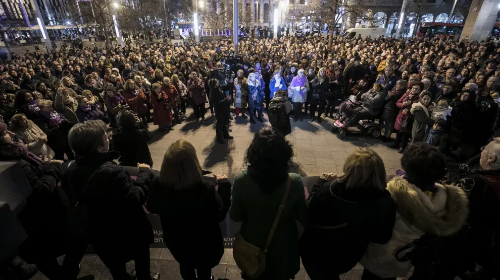 Concentración en la plaza de España de Zaragoza contra el asesinato machista de una abogada.