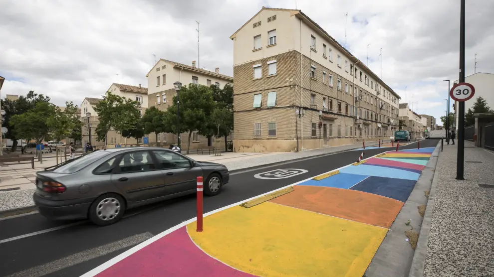 Movilidad comenzó el martes a pintar las chicanes de la calle de Antonio Leyva inspiradas en el festival Asalto.