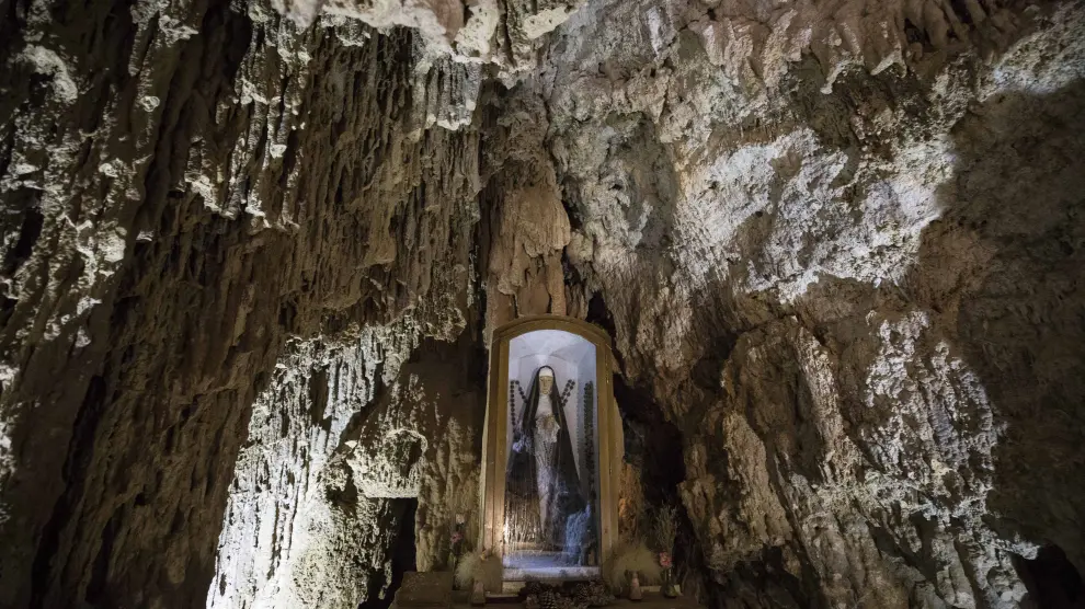 La Cueva de las Maravillas, el salto de la Paradera, la ermita de la Soledad y las sargas de tela que protegen el retablo mayor de San Miguel suponen una atractiva oferta combinada.