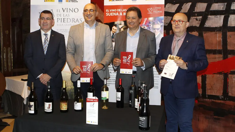 Claudio Herrero, Luis Vaquer, Ignacio Casamijana y José Luis Campos, con los 14 vinos del Festival de las Piedras.