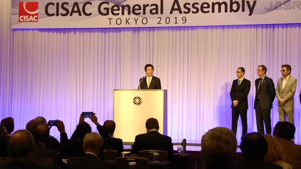 El primer ministro japonés pronuncia unas palabras en la apertura de la Asamblea General de la CISAC.
