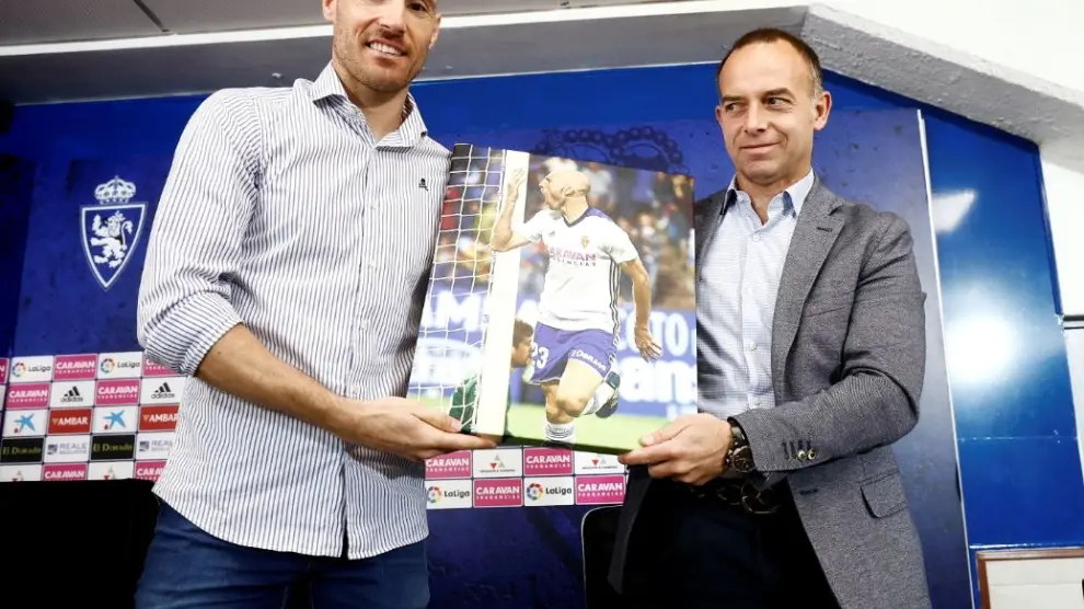 Toquero y el presidente del Real Zaragoza, Christian Lapetra, que le entregó un cuadro-fotografía de recuerdo, con la celebración de uno de los goles que anotó el delantero vasco el año pasado, el único que ha podido jugar como zaragocista.