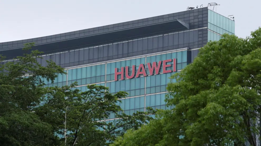 A Huawei logo is seen on the side of a building at the headquarters in Shenzhen, Guangdong province, China May 30, 2019. Picture taken May 30, 2019. REUTERS/Jason Lee [[[REUTERS VOCENTO]]] HUAWEI TECH-USA/