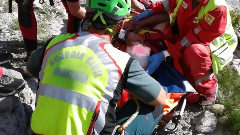 La Guardia Civil y una médico del 061 atienden al accidentado en el cañón de Añisclo.