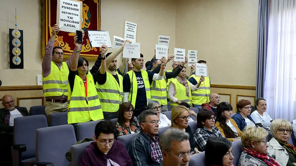 Una representación de los agentes acudió al pleno municipal del mes de mayo para mostrar públicamente su malestar portando chalecos amarillos y mostrando carteles reivindicativos.