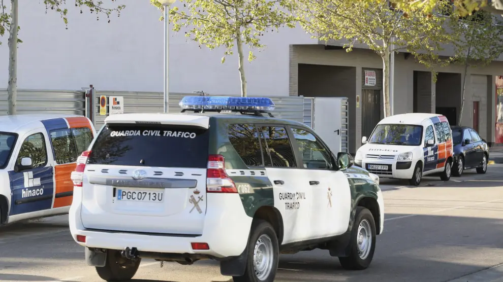 Un vehículo de la Guardia Civil de Huesca camino del Palacio de Justicia.