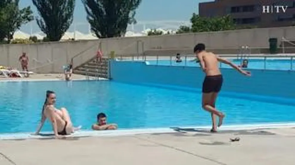 Las piscinas municipales de Zaragoza han abierto este sábado sus puertas y muchos zaragozanos se han acercado para darse el primer chapuzón del verano.
