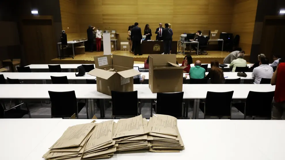 El salón de actos del edificio Fueros de Aragón, durante el revisión de votos de este sábado