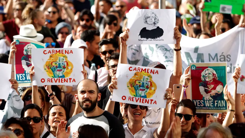 Los manifestantes portaban pancartas y carteles con el rostro de la alcaldesa Manuela Carmena.
