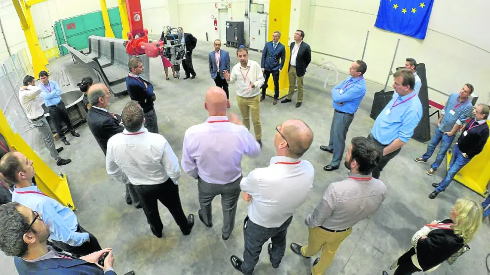 Profesionales de Aitiip explican el proyecto Kraken en las instalaciones del centro en Empresarium.