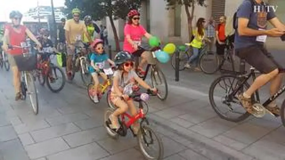 Este domingo se ha celebrado en Zaragoza la XIII Bicicletada Escolar en la que han participado 200 ciclistas de todas las edades.