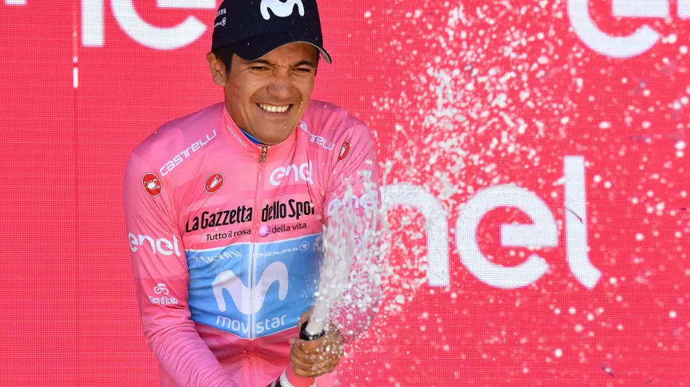 GRAFCVA5205. Croce D'aune-monte Avena (Italy), 01/06/2019.- Ecuadorian cyclist Richard Carapaz of Movistar Team celebrates on the podium retaining the overall leader's pink jersey after the 20th stage of the Giro d'Italia cycling race, over 194 km from Feltre to Croce d'Aune-Monte Avena, Italy, 01 June 2019. (Ciclismo, Italia) EFE/EPA/ALESSANDRO DI MEO 102nd Giro d'Italia - 20th stage