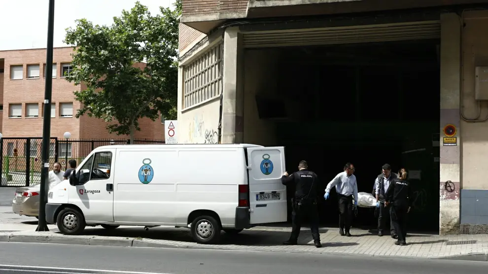 Muere un pintor al caer de una altura de 7 metros en la calle Miguel Servet de Zaragoza.