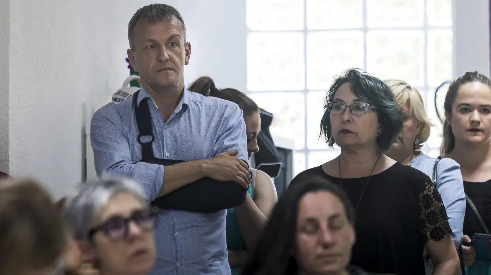Fernando Rivarés y Amparo Bella, este lunes en la comparecencia en la que Violeta Barba ha anunciado que renuncia a su acta de concejal.