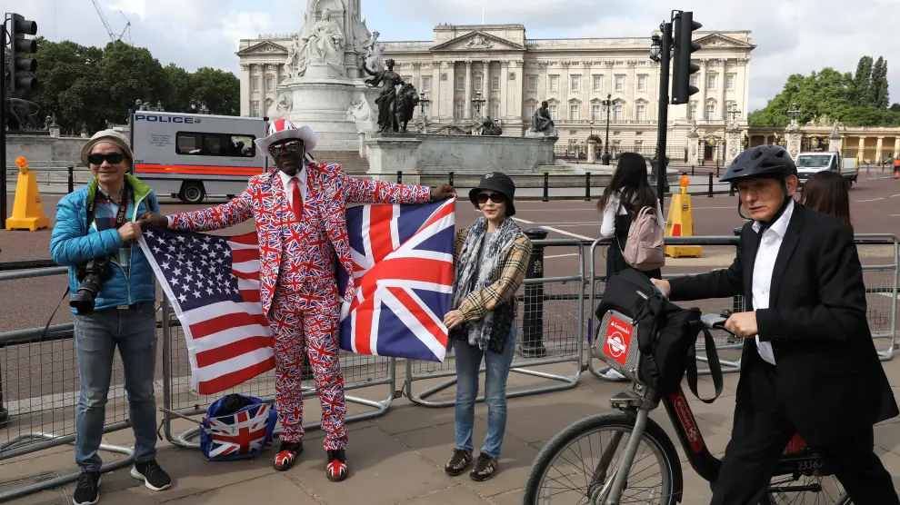 Varios ciudadanos londinenses se concentran con banderas estadounidenses y británicas a la espera de la llegada de Trump al Palacio de Buckingham, en Londres.