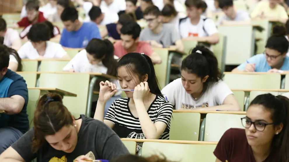Jóvenes estudiantes en el aula de Derecho de la Universidad de Zaragoza donde se han examinado de la primera prueba de la Evau.
