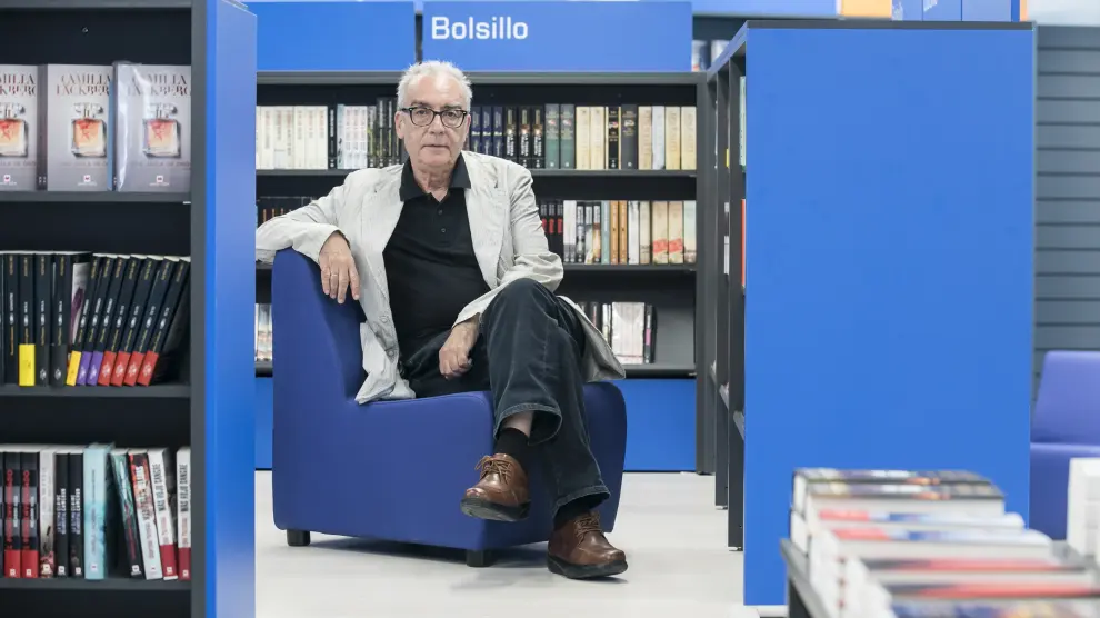Juan José Millás, ayer, en la Librería General, donde presentó su nueva novela.