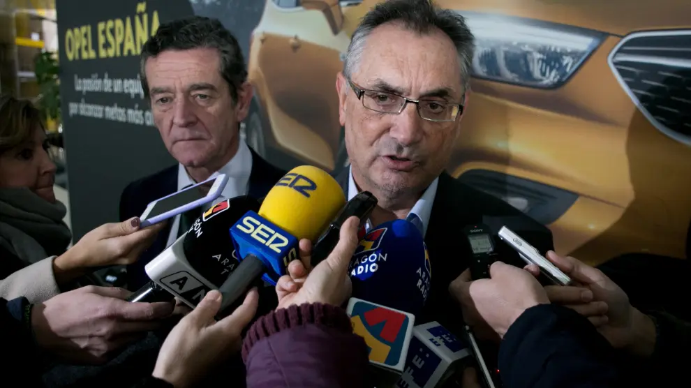 Imagen de archivo en la que aparece Antonio Cobo, el que fuera hasta hace un año director de la planta de Opel Figueruelas, junto a Mario Armero, vicepresidente de Anfac