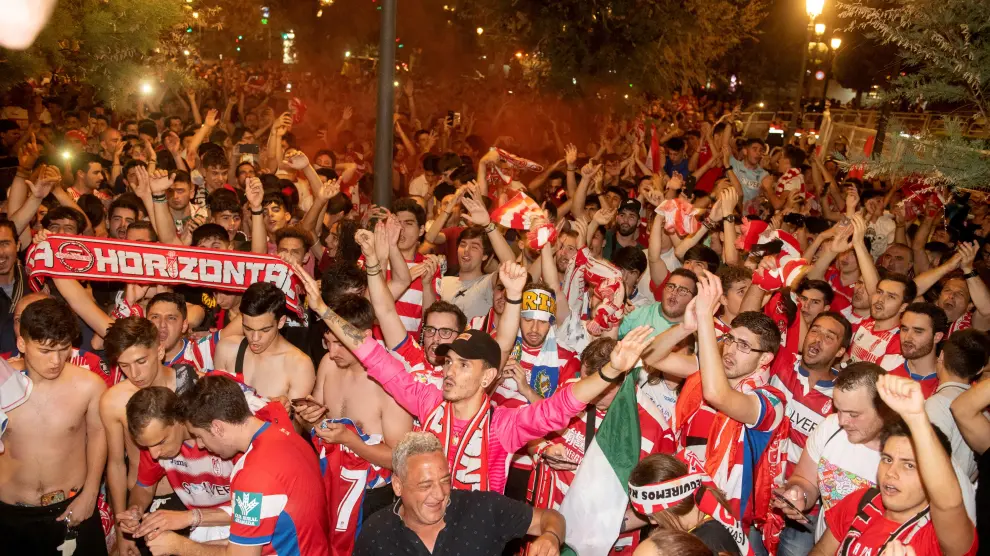 Aficionados del Granada celebran el ascenso por las calles de la ciudad