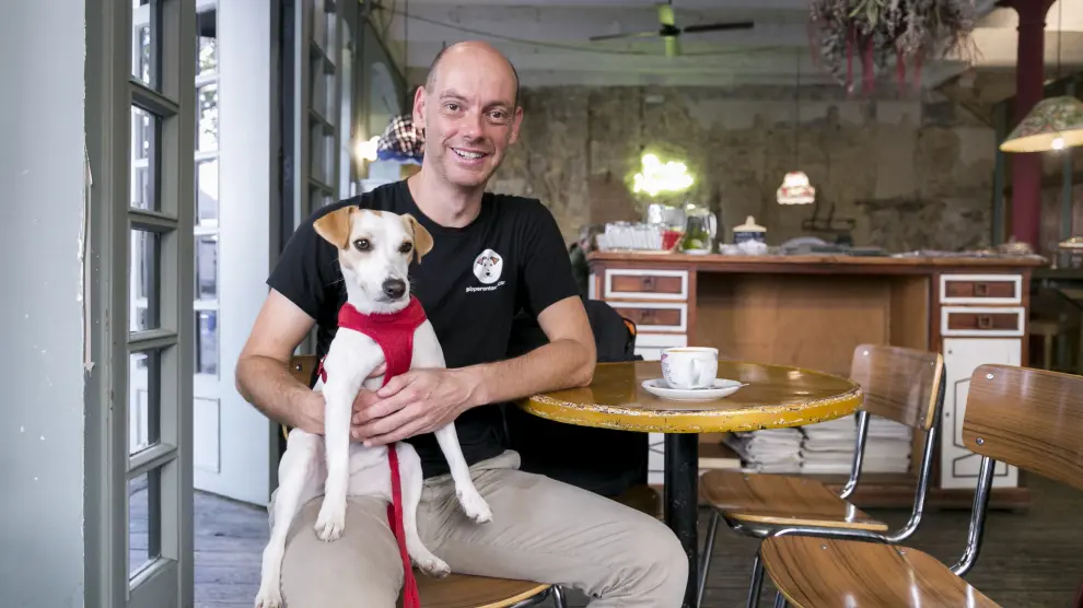 Pablo Muñoz y Pipper, hace unos meses en el Café Doña Hipólita, que desde esta semana prohíbe la entrada de perros.