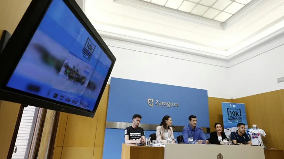Presentación de la XIV 'CaixaBank 10K Zaragoza' en el Ayuntamiento de la capital aragonesa.