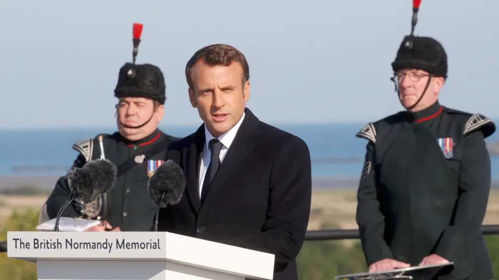 (Front row, L-R) French President, Emmanuel Macron, British Prime Minister, Theresa May, Prince Charles, Prince of Wales, Queen Elizabeth II, U.S. President Donald Trump, First Lady of U.S. Melania Trump, President of Greece, Prokopis Pavlopoulos and Chancellor of Germany, Angela Merkel attend the D-day 75 Commemorations event in Portsmouth, Britain, June 5, 2019. Chris Jackson/Pool via Reuters [[[REUTERS VOCENTO]]] DDAY-ANNIVERSARY/BRITAIN