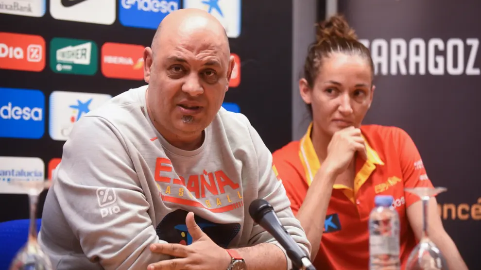 Rueda de prensa en Zaragoza del entrenador de la selección española de baloncesto femenino, Lucas Mondelo, y la capitana, Laia Palau.