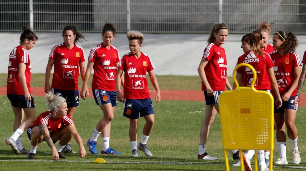 -Las jugadoras de la selección española de fútbol durante la sesión vespertina que han realizado en la ciudad francesa de Deauville