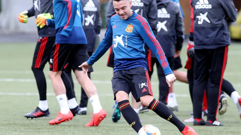 Los jugadores de la selección española de fútbol participan en un entrenamiento este jueves en Torshavn (Islas Feroe). España enfrentará a Islas Faroe como parte de la clasificación para la Eurocopa 2020 este 7 de junio de 2019.