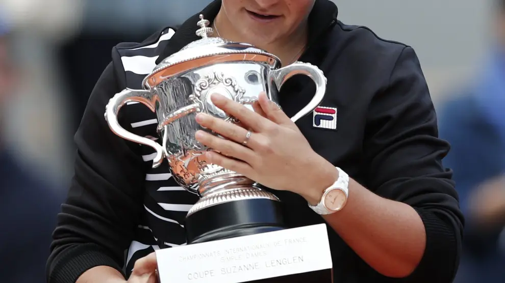 Tennis - French Open - Roland Garros, Paris, France - June 8, 2019. Australia's Ashleigh Barty celebrates with the trophy after winning the final against Marketa Vondrousova of the Czech Republic. REUTERS/Benoit Tessier [[[REUTERS VOCENTO]]] TENNIS-FRENCHOPEN/