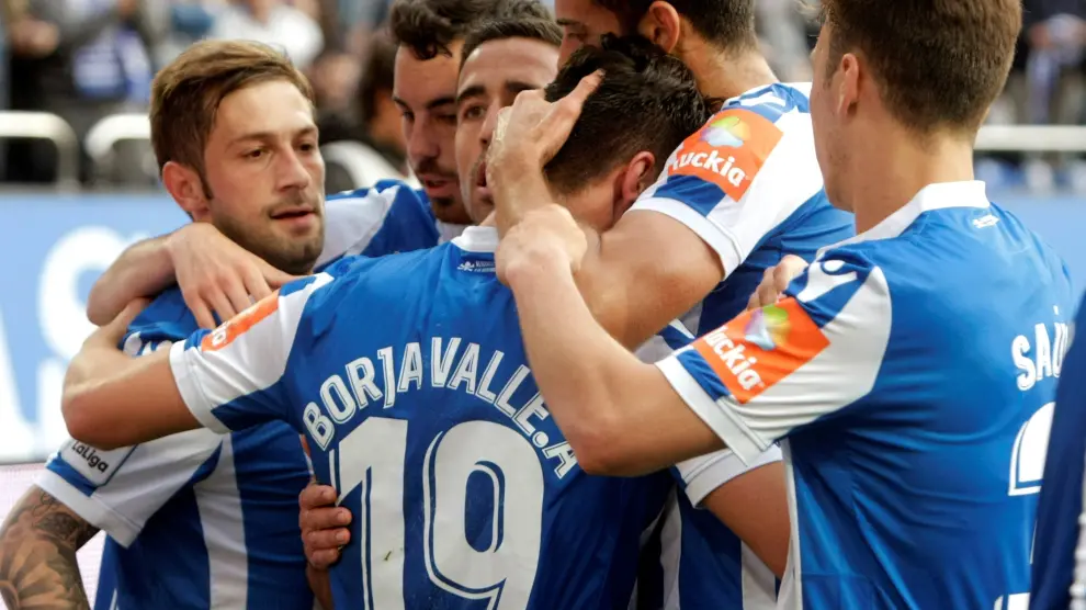 Los jugadores del Deportivo de la Coruña celebran el primer gol del equipo gallego durante el encuentro correspondiente a la última jornada de segunda división