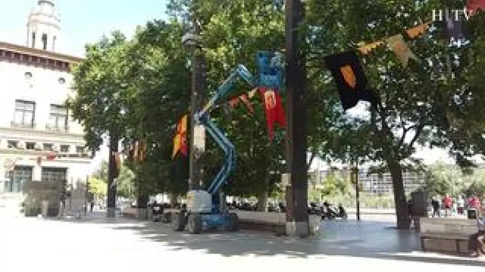 Mientras en la Plaza del Pilar este lunes se procedía a la retirada de las casetas de la Feria del Libro, en los alrededores de la zona han comenzado a instalarse las banderas y banderolas que adornarán el Mercado Medieval que abrirá sus puertas este fin de semana en Zaragoza.