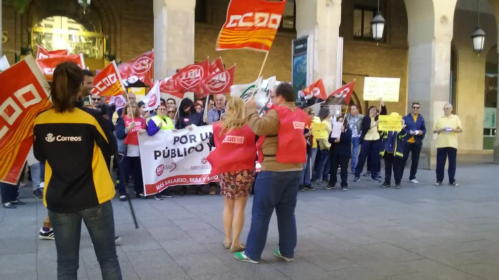 Protesta de los empleados de Correos en la sede de Zaragoza.